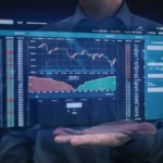 Ambiente realista de trading com monitor exibindo gráfico do Ibovespa em candles verdes e vermelhos, simbolizando o movimento do mercado brasileiro, em tons azul petróleo e verde neon, estilo moderno do Gatilho de Entrada.